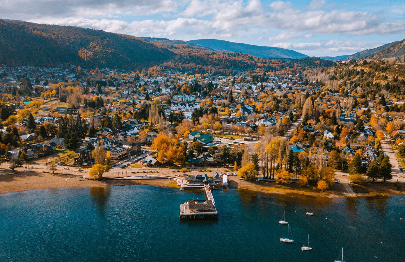 San Martín de los Andes desde el aire en otoño
